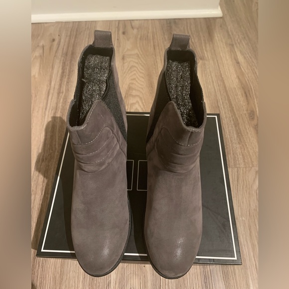 Like NEW M.I.A. Boots - Picture 3 of 9